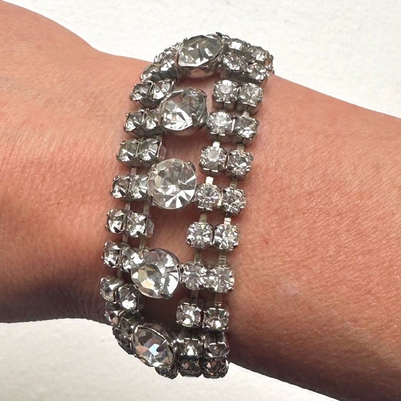 Lightweight Vintage Crystal Bracelet - Picture 1 of 6